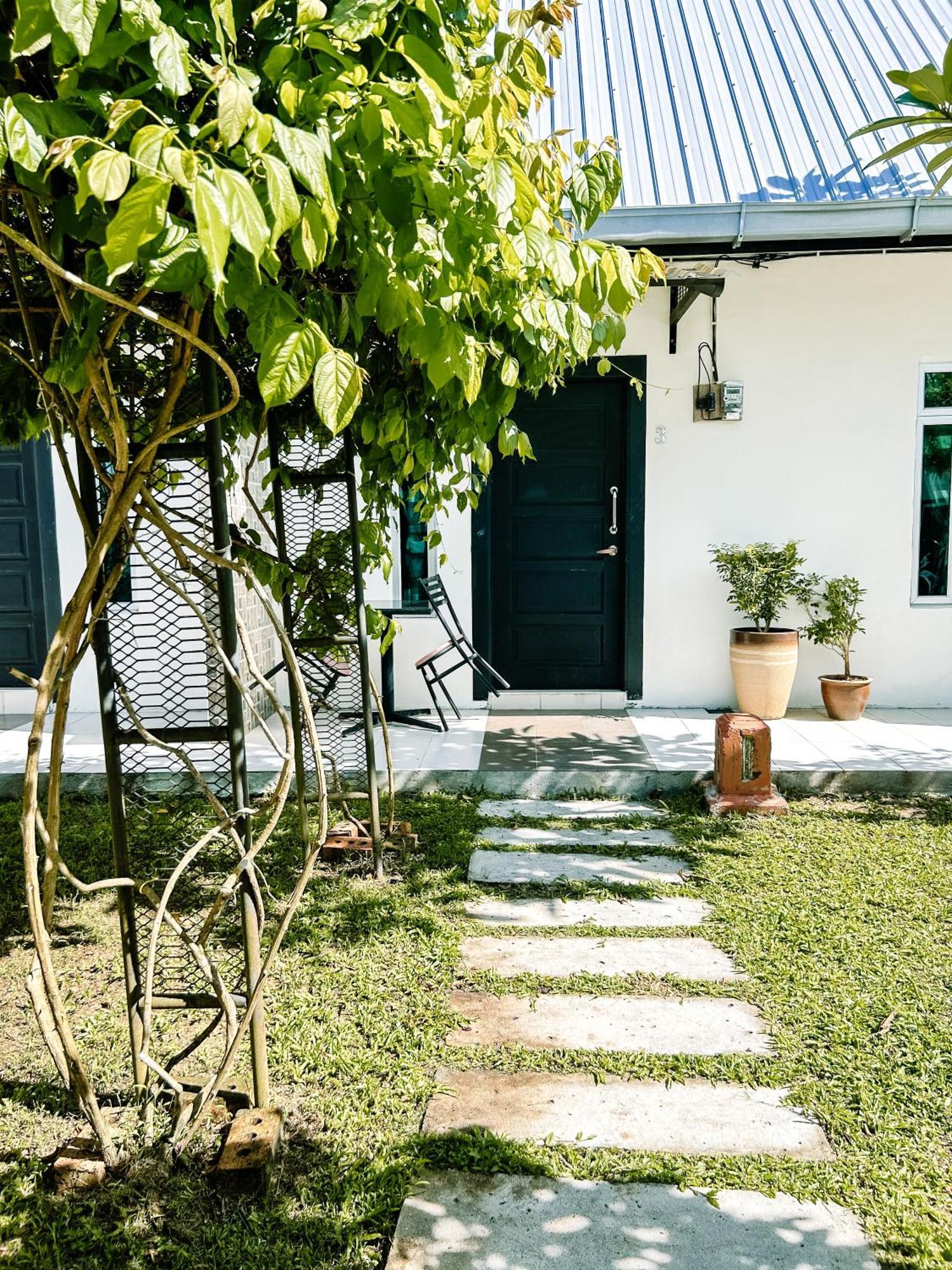 Belukar Lodges Private Homestay パンタイ・サナング エクステリア 写真